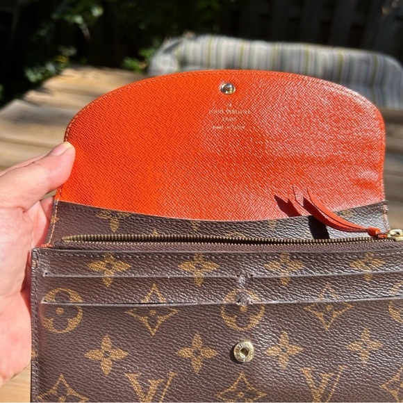 AUTHENTICATED Louis Vuitton  Emile Wallet - Picture 6 of 13